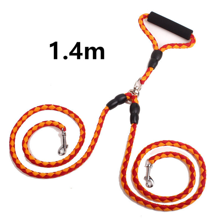 Double-ended dog traction rope featuring 1.4m heavy-duty construction with reflective threads and durable clips.