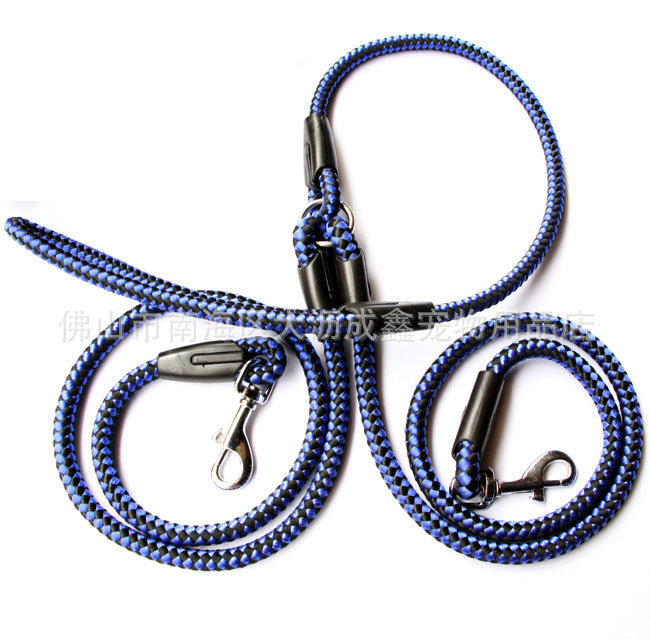 Double-ended dog traction rope featuring strong nylon material and durable metal clips for secure dog walking.